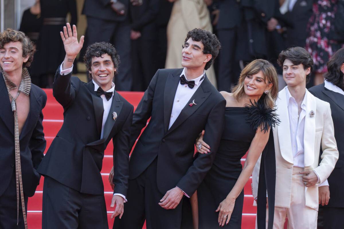 Javier Calvo, Javier Ambrossi, Penélope Cruz e Milo Quifes a Cannes 2026 – Foto Martina Dal Piano per Think Movies