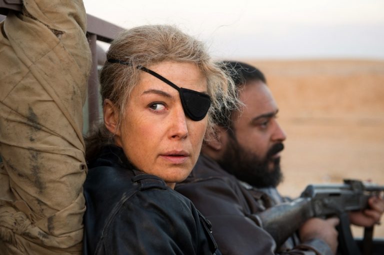 “A PRIVATE WAR”: LE CLIP DEL FILM CON PROTAGONISTA ROSAMUND PIKE