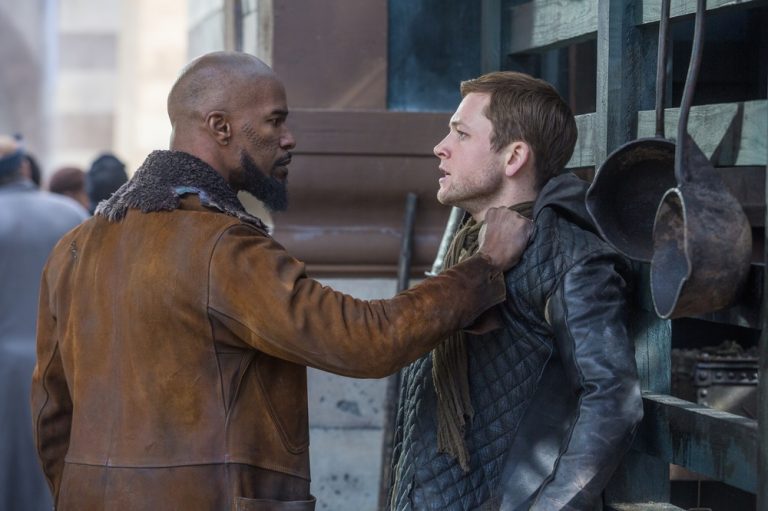 “ROBIN HOOD – L’ORIGINE DELLA LEGGENDA”: DUE CLIP DEL FILM CON PROTAGONISTI TARON EGERTON E JAMIE FOXX