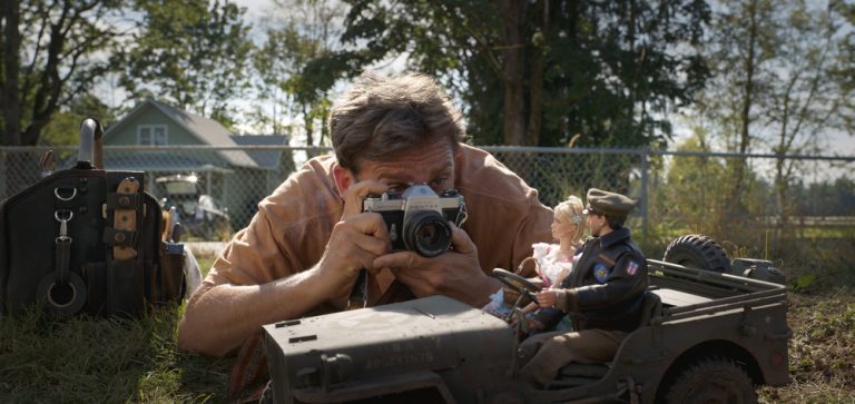 “BENVENUTI A MAWEN”: le CLIP “FUGA DAL TRIBUNALE”, “TUTTO COSI’ CURATO” e la FEATURETTE “L’IMMAGINAZIONE DI MARK HOGANCAMP”