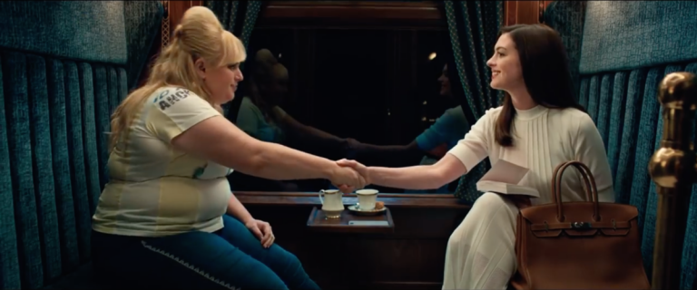 “ATTENTI A QUELLE DUE”, Anne Hathaway e Rebel Wilson protagoniste del remake del film “Due Figli di…” – il Trailer Ufficiale Italiano.