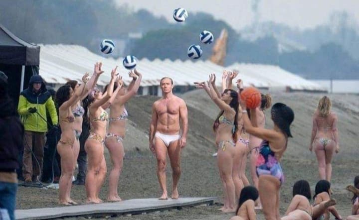 “THE NEW POPE”: nelle nuove immagini del set di Venezia Jude Law in costume da bagno bianco.