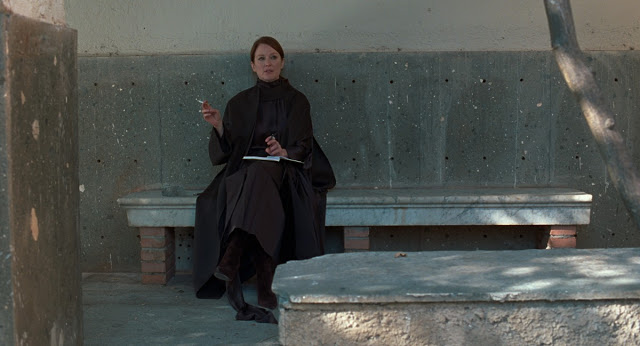 he-staggering-girl-julianne-moore-1