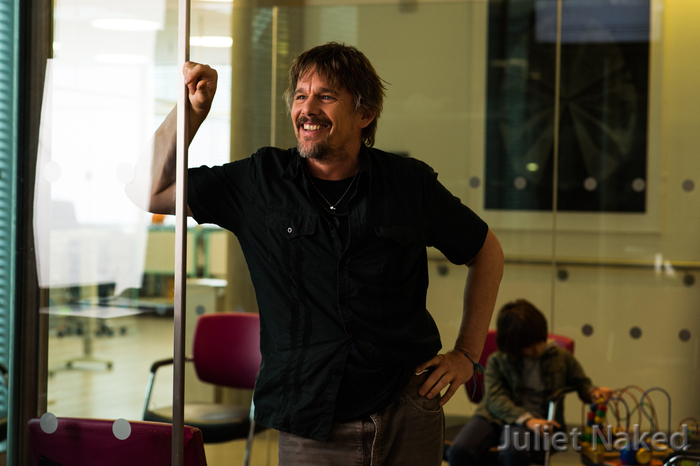 “JULIET, NAKED – TUTTA UN’ALTRA MUSICA”: la Clip “Una Mail Inaspettata”