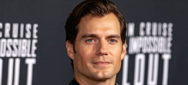 Henry Cavill interpreterà Sherlock Holmes nel film Enola Holmes