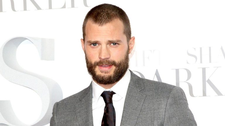 Jamie Dornan si unisce a Kristen Wiig in “Barb and Star go to Vista Del Mar”.