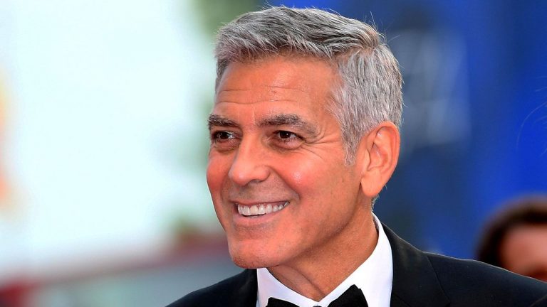 George Clooney dirigerà ed interpreterà l’adattamento Netflix “Good Morning, Midnight”.