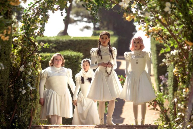 “PARADISE HILLS”: il Poster e il Primo Trailer Ufficiale del thriller con Milla Jovovich, Awkwafina, Eiza Gonzalez e Danielle Macdonald.