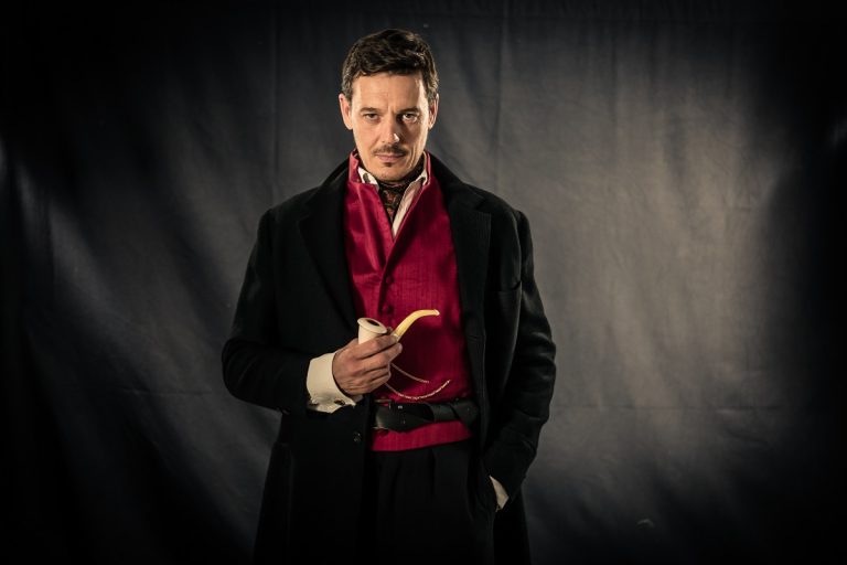 SHERLOCK HOLMES E I DELITTI DI JACK LO SQUARTATORE”, con protagonista Giorgio Lupano, in scena a Borgio Varezzi.
