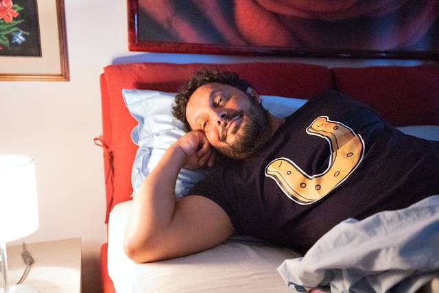 Tutta un’altra vita: il poster della commedia con Enrico Brignano