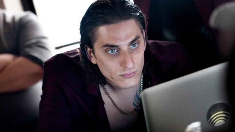 “DIABOLIK”: Luca Marinelli è ufficialmente il nuovo Re del Terrore, confermati anche Miriam Leone e Valerio Mastandrea