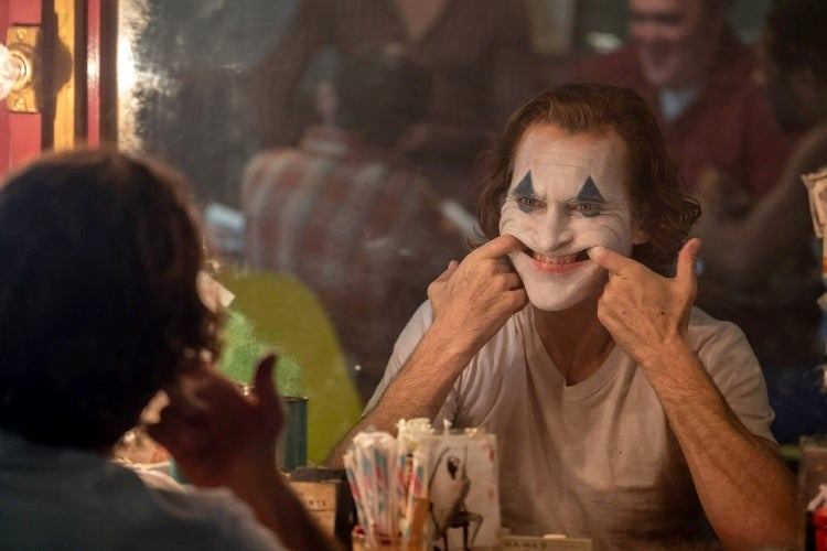 Joker: il sorriso folle del protagonista nella nuova immagine