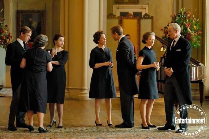 “THE CROWN”: la Cover e le Nuove Immagini Ufficiali della Terza Stagione nel servizio pubblicato da Entertaiment Weekley.