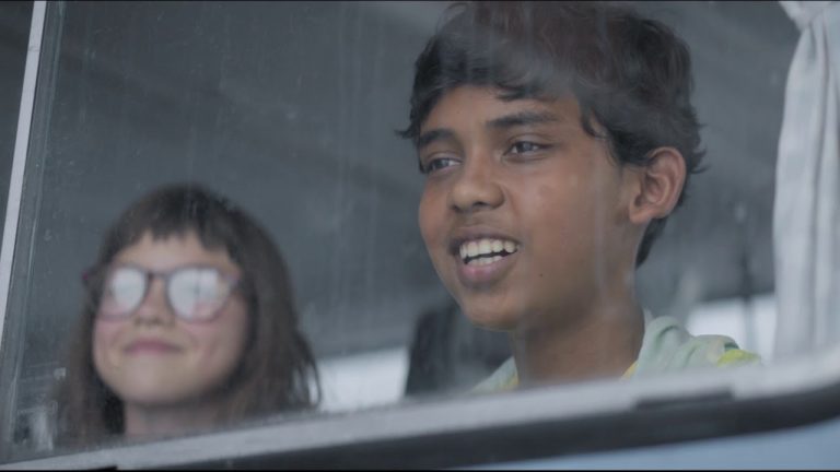 “Qualcosa di Meraviglioso”, il Trailer Ufficiale del film con Isabelle Nanty, Gérard Depardieu e Assad Ahmed