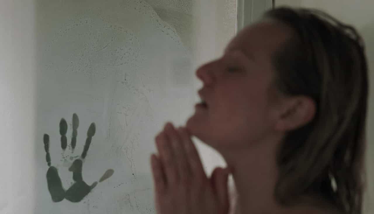 “L’uomo Invisibile”, Elisabeth Moss protagonista del primo inquietante Trailer Ufficiale