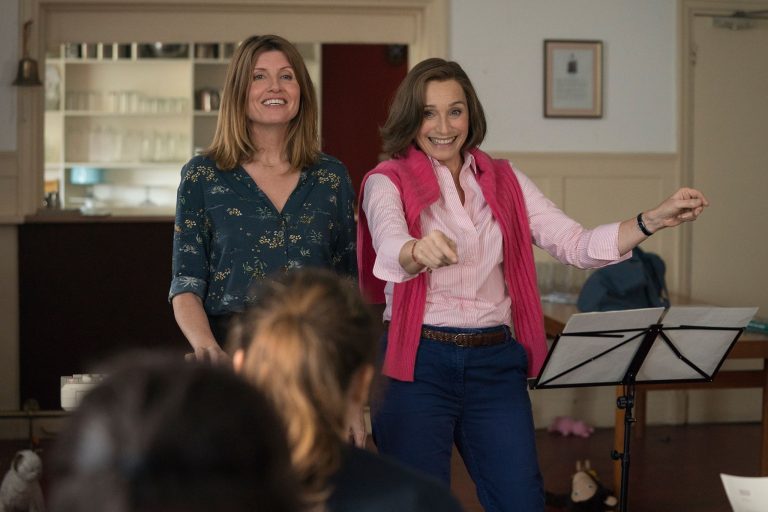 “La Sfida delle Mogli”, di Peter Cattaneo con Kristin Scott Thomas e Sharon Horgan, nelle sale dal 9 aprile – Poster e Trailer Ufficiale