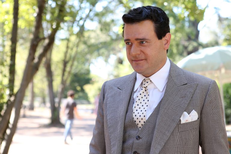 “Permette? Alberto Sordi”, la Nuova Clip del film con Edoardo Pesce nei panni del grande Albero Sordi