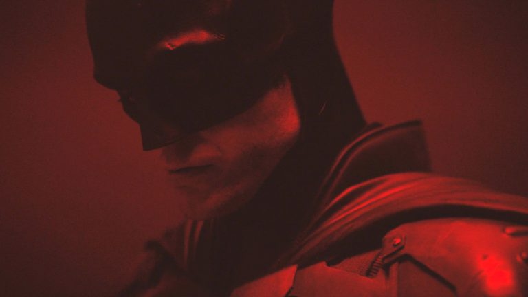 “The Batman”, il regista Matt Reeves condivide il Primo Sguardo di Robert Pattinson nei panni dell’uomo pipistrello