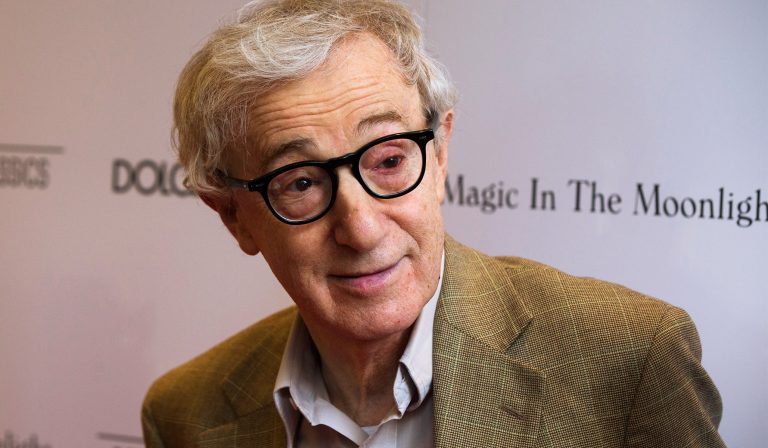 “Apropos of Nothing”, la Hachette non distribuirà più il libro di memorie scritto da Woody Allen