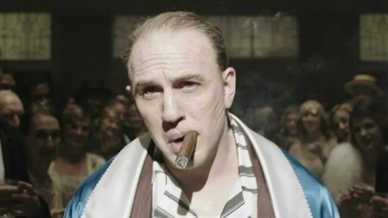 “Capone”, un irriconoscibile Tom Hardy è il gangstar più famoso d’America nel Primo Trailer del biopic diretto da Josh Trank