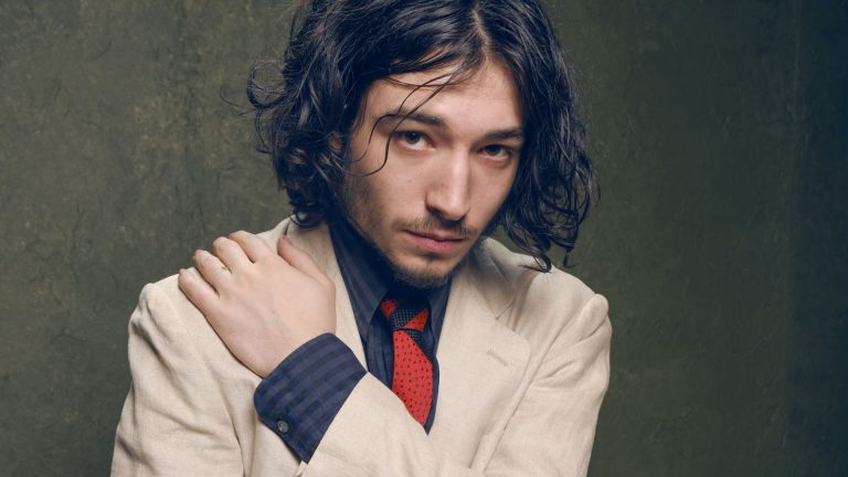 Ezra Miller si scaglia con rabbia su una fan – il Video