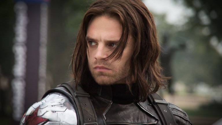 Sebastian Stan con la mascherina anti-Covid somiglia al Soldato d’Inverno