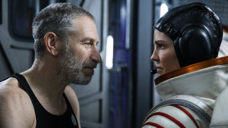 “Away”: le Immagini e il Teaser Trailer Ufficiale della serie con Hilary Swank dal 4 settembre su Netflix