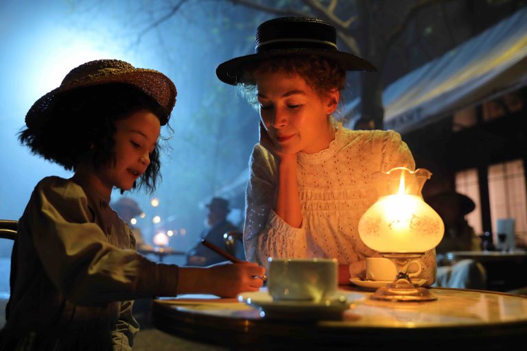 “Radioactive”: le Immagini Ufficiali del film dedicato a Marie Curie, interpretata da Rosamund Pike e diretta dalla fumettista Marjane Satrapi