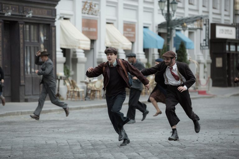 “Resistance – La Voce del Silenzio”: Due Nuove Clip Ufficiali del film con Jesse Eisenberg