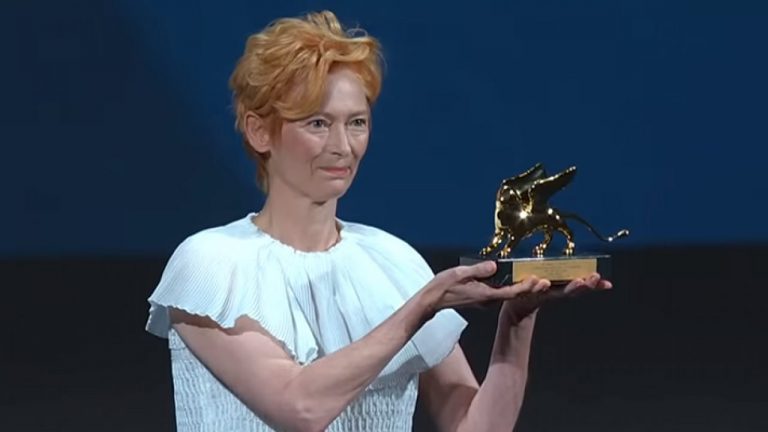 Venezia ’77: “Il cinema è, semplicemente, il mio luogo felice”, Tilda Swinton riceve il Leone D’Oro alla Carriera