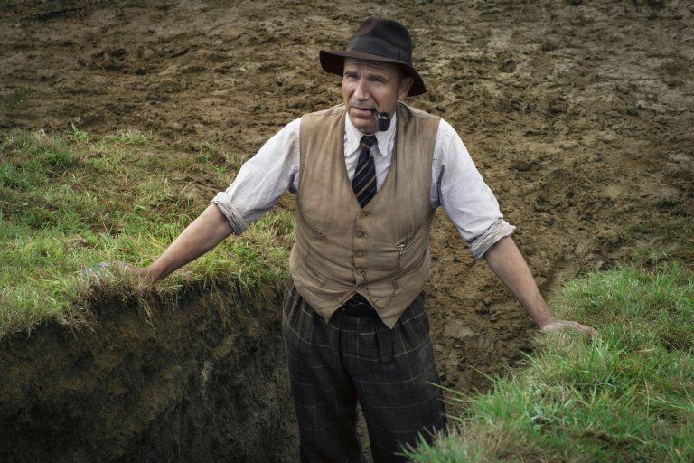 “The Dig”: le Prime Immagini Ufficiali dell’adattamento con Ralph Fiennes e Carey Mulligan