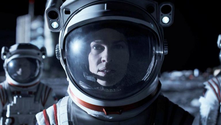 “Away”: Netflix cancella la serie spaziale con Hilary Swank dopo la prima stagione