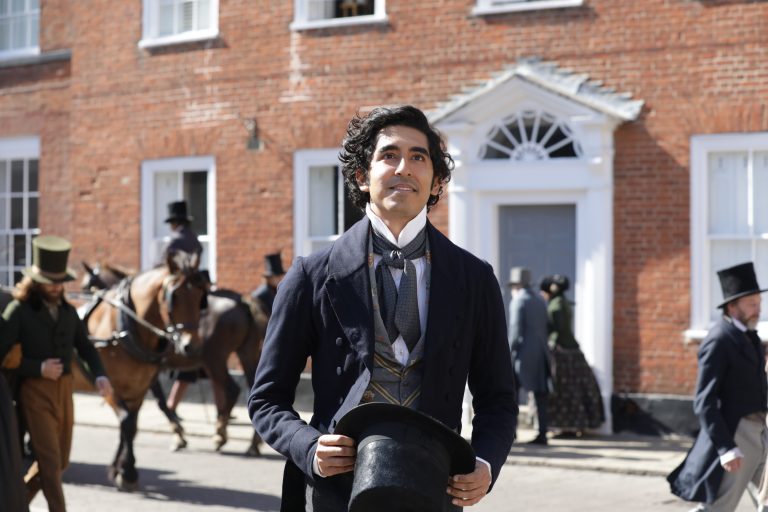 “La Vita Straordinaria di David Copperfield”: il Poster Ufficiale Italiano del film di Armando Iannucci al cinema dal 16 ottobre
