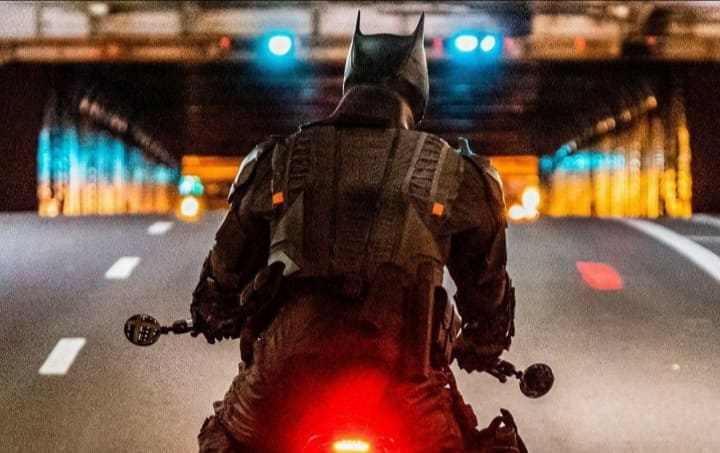 The Batman: le nuove immagini con Robert Pattinson a bordo di una moto