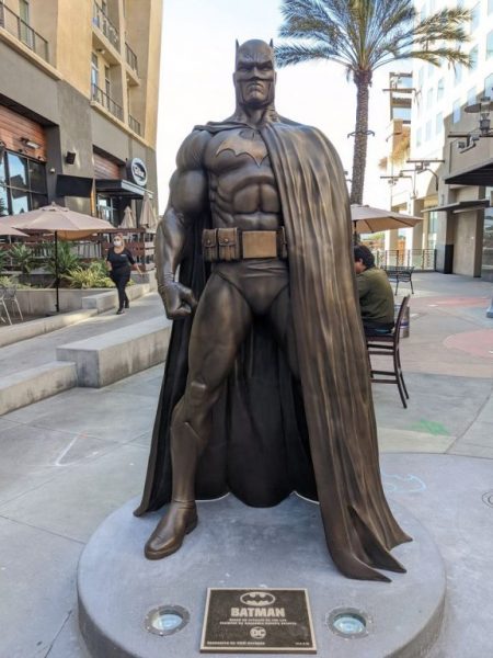 “Batman”: un enorme statua in bronzo del Cavaliere Oscuro è stata collocata all’AMC Walkway di Burbank