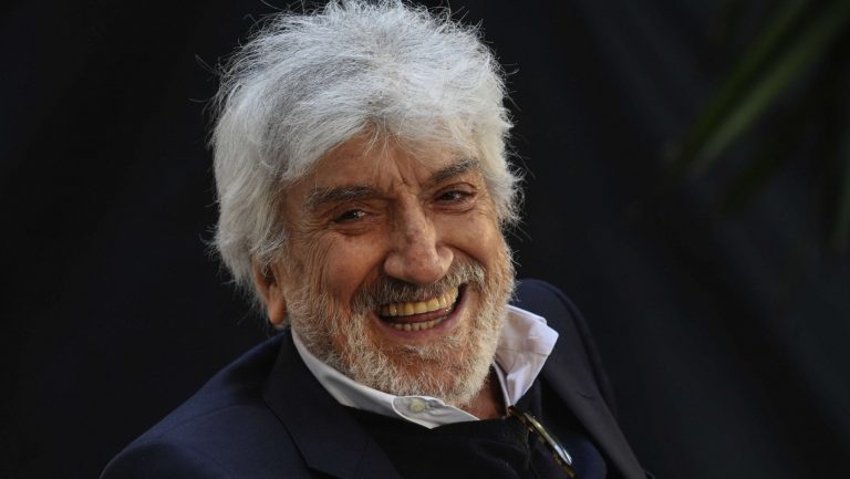 Addio a Gigi Proietti, ci lascia il giorno del suo 80esimo compleanno il grande mattatore della televisione, del cinema e del teatro italiano