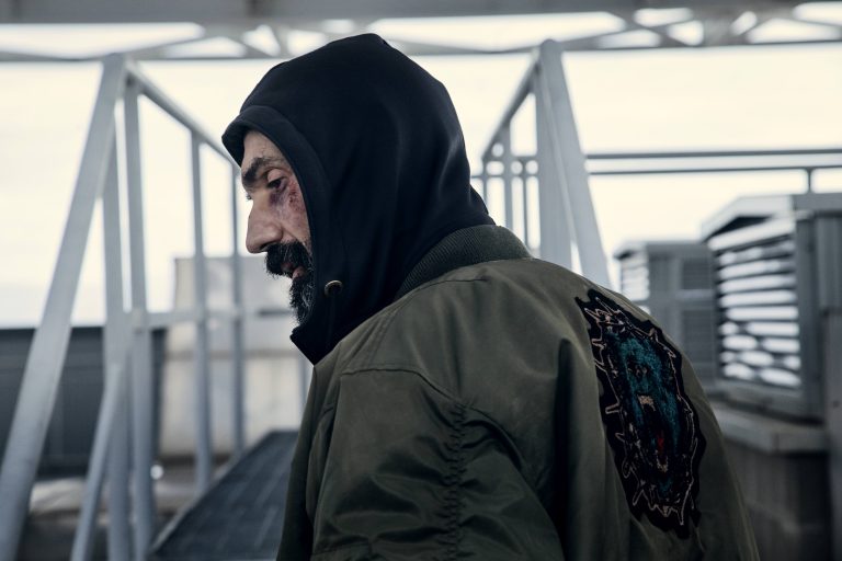 “La Belva”: il Poster e il Trailer del film con Fabrizio Gifuni dal 27 novembre su Netflix