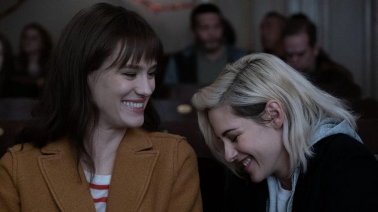 “Happies Season”: il Trailer Ufficiale della rom – com con protagoniste Kristen Stewart e Mackenzie Davis