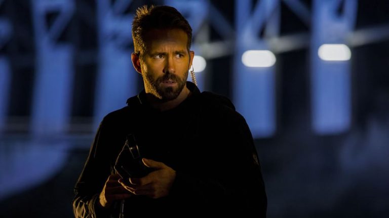 “Red Notice”: Ryan Reynolds annuncia la fine delle sue riprese con uno scatto dal set