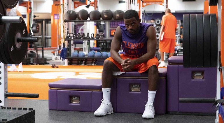 “Safety: Sempre al tuo fianco”: il Poster e il Trailer del film ispirato ad una storia vera a dicembre su Disney+