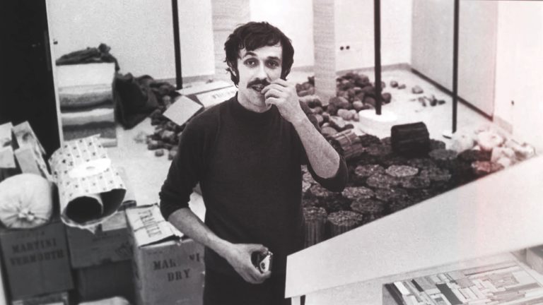 “Alighiero e Boetti. Sciamano e Showman”: il 16 dicembre su Sky Arte il documentario su Alighiero Boetti