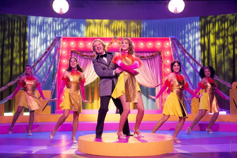 “Ballo Ballo”: la commedia musicale con i successi di Raffaella Carrà arriverà il 25 gennaio su Prime Video