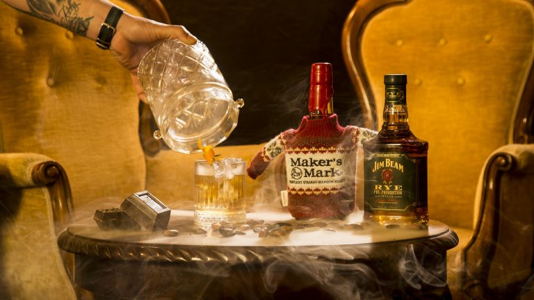 “Una Poltrona per Due”: il drink creato da Max La Rosa per le festività inspirato al film cult di John Landis