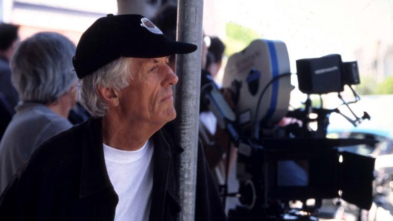 Addio a Michael Apted, il regista di “Gorilla nella nebbia” muore all’età di 79 anni