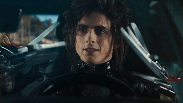 Super Bowl 2021: Timothée Chalamet è il figlio di Edward mano di forbice nello Spot Cadillac
