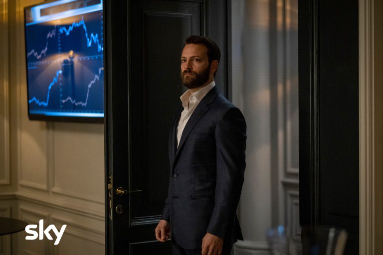 “Diavoli”: Prime Alessandro Borghi e Patrick Dempsey nelle Prime Immagini dal set della Seconda Stagione del financial thriller internazionale