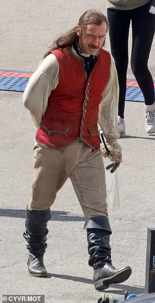 “Peter Pan & Wendy”: Jude Law nei panni di Capitan Uncino nelle prime immagini dal set