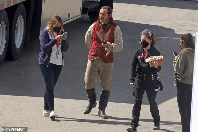 “Peter Pan & Wendy”: Jude Law nei panni di Capitan Uncino nelle prime immagini dal set Le riprese dell’avventura fantasy live-action “Peter Pan & Wendy”, che debutterà su Disney+ nel 2022, sono attualmente in corso a Vancouver. Set, da cui sono finalmente giunte le prime immagini che ritraggono niente meno che Jude Law nei panni di Capitan Uncino, e che ovviamente vi mostriamo.