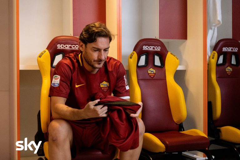 “Speravo de morì prima”: il vero Francesco Totti scenderà in campo domani 2 aprile per il gran finale della serie