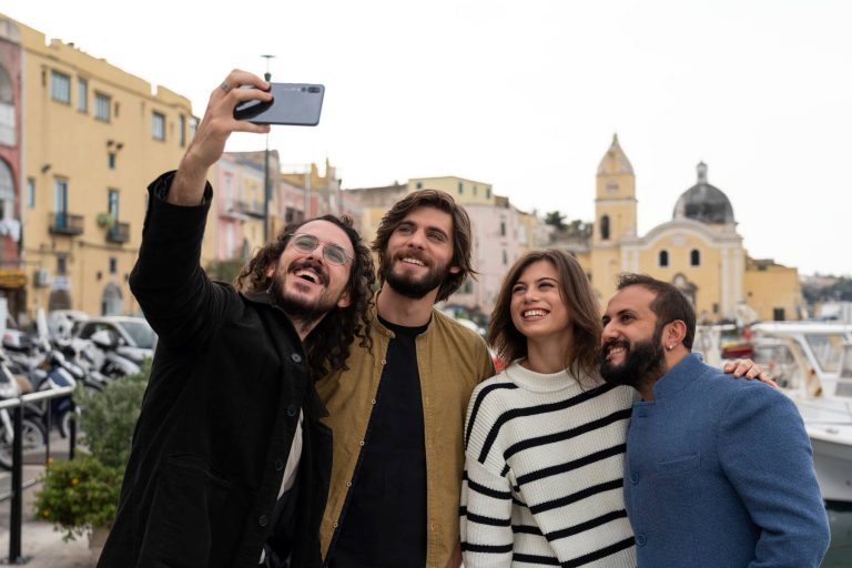 “Generazione 56K”: le Immagini e il Teaser Trailer della nuova serie Netflix